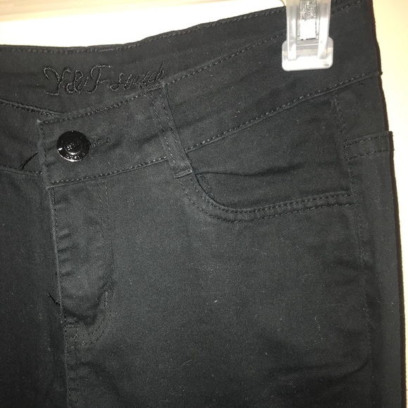 3/4 Mid-Rise Black Skinny Jeans - Picture 2 of 6